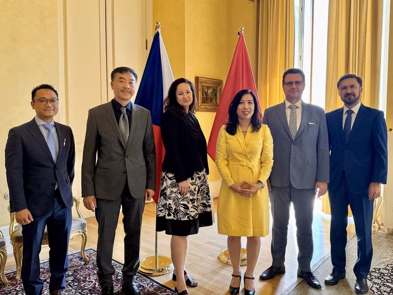 La viceministra vietnamita de Relaciones Exteriores, Le Thi Thu Hang (tercera de derecha) y Katerina Sequensova, directora general de la Sección de Países No Europeos, Cooperación Económica y de Desarrollo del Ministerio checo de Asuntos Exteriores (tercera de izquierda). (Foto: VNA)