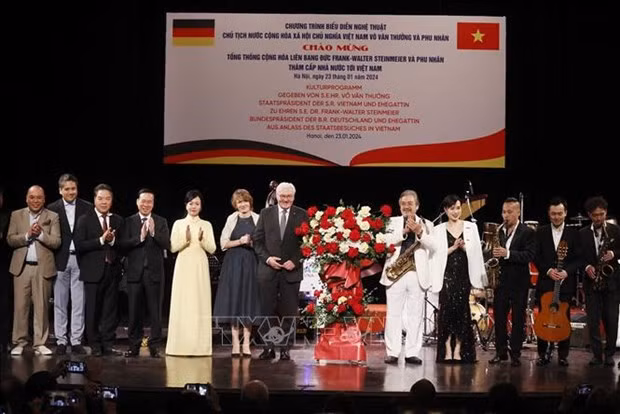 El presidente de Vietnam, Vo Van Thuong, y su esposa, y el mandatario alemán Frank-Walter Steinmeier y su cónyuge, toman foto con artistas. (Foto: VNA) El presidente de Vietnam, Vo Van Thuong, y su esposa, y el mandatario alemán Frank-Walter Steinmeier y su cónyuge, toman foto con artistas. (Foto: VNA)