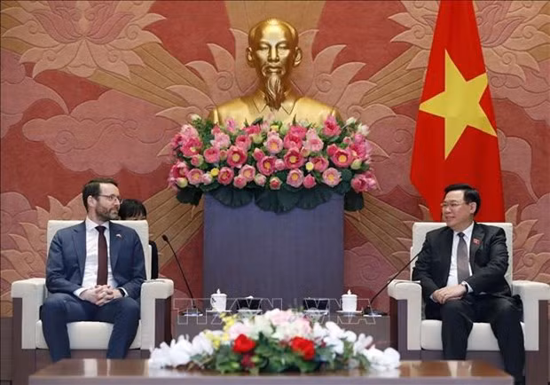 El presidente de la Asamblea Nacional de Vietnam, Vuong Dinh Hue (derecha) recibe al embajador británico en Hanói, Ian Frew. (Foto: VNA) 