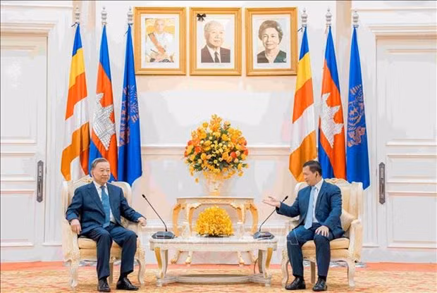 El vicepremier y ministro de Interior camboyano, Sar Sokha (derecha), recibe al general To Lam, ministro de Seguridad Pública de Vietnam. (Foto: VNA)