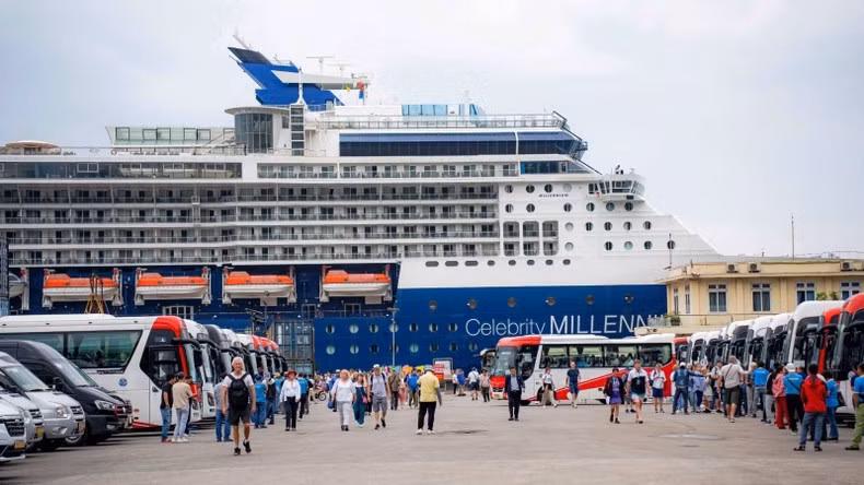 El crucero de Celeberity Millennium, de nacionalidad maltesa, atraca en el puerto de Chan May.