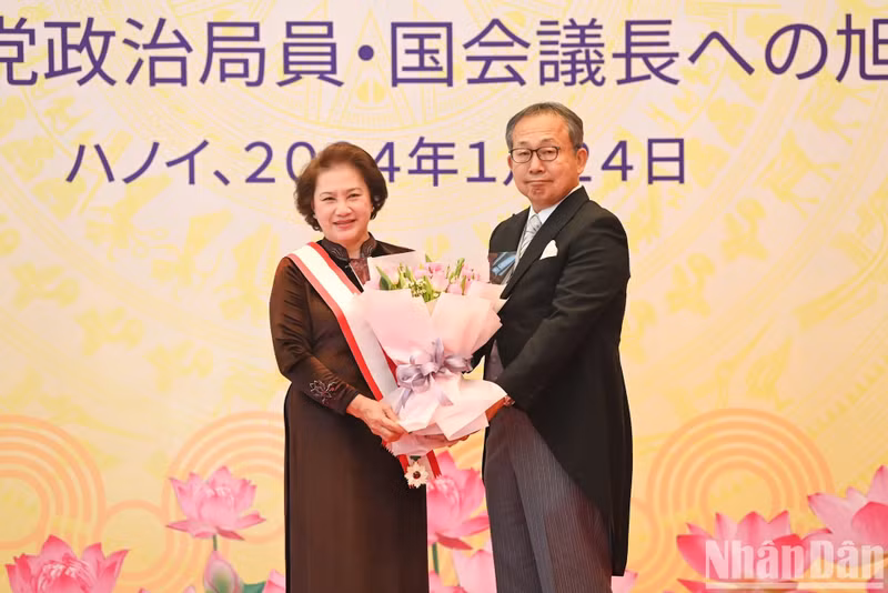 El embajador Yamada Takio entrega flores para felicitar a Kim Ngan.