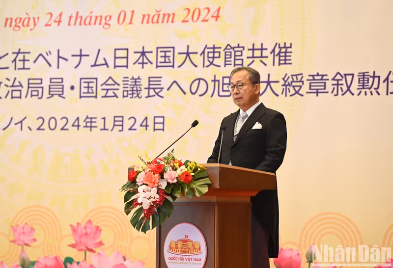 El embajador de Japón en Vietnam, Yamada Takio, habla en el acto.
