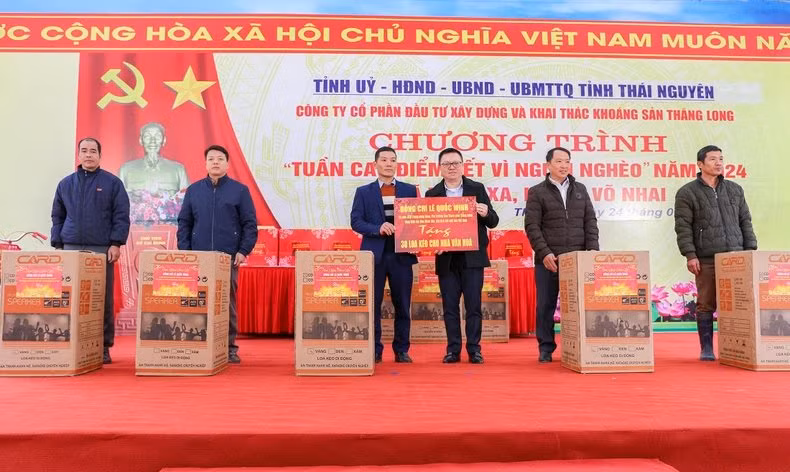 Le Quoc Minh, subjefe de la Comisión de Comunicación y Educación del Comité Central del PCV, presidente-editor de Nhan Dan y titular de la Asociación de Peridotitas del país, entrega 30 altavoces a las casas culturales en la comuna de Than Xa. 