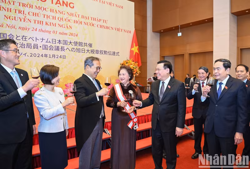 El presidente de la ANV, Vuong Dinh Hue y los delegados en el evento.