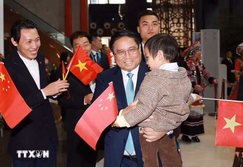 Funcionarios de las agencias representativas de Vietnam en China y de la comunidad vietnamita residente en Yunnan dan la bienvenida al primer ministro Pham Minh Chinh. (Foto: VNA) Funcionarios de las agencias representativas de Vietnam en China y de la comunidad vietnamita residente en Yunnan dan la bienvenida al primer ministro Pham Minh Chinh. (Foto: VNA)