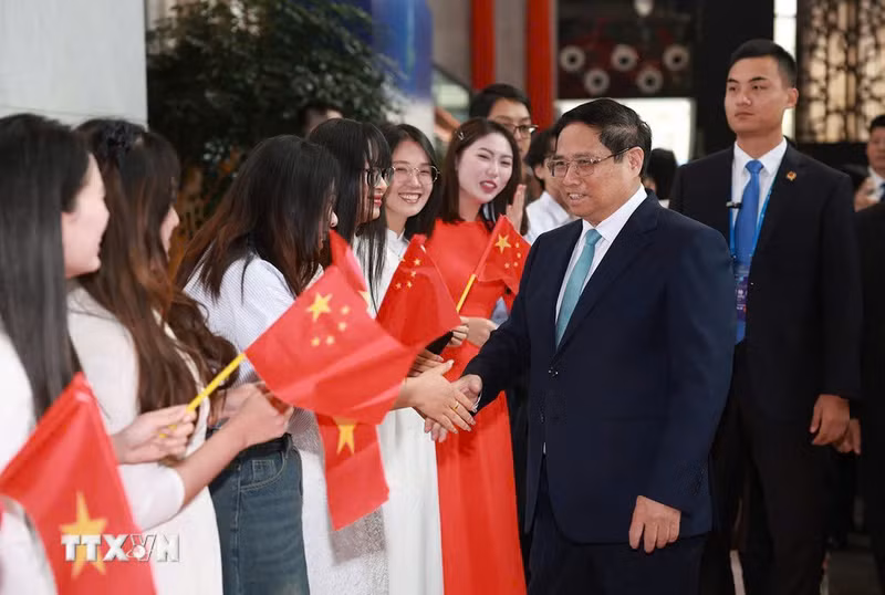 Funcionarios de las agencias representativas de Vietnam en China y de la comunidad vietnamita residente en Yunnan dan la bienvenida al primer ministro Pham Minh Chinh. (Foto: VNA) Funcionarios de las agencias representativas de Vietnam en China y de la comunidad vietnamita residente en Yunnan dan la bienvenida al primer ministro Pham Minh Chinh. (Foto: VNA)