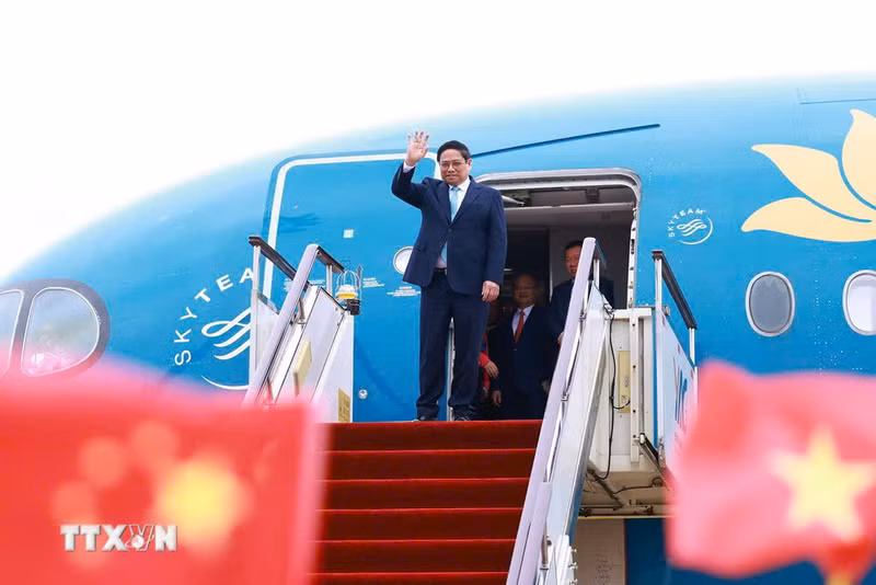 El primer ministro vietnamita, Pham Minh Chinh, llega a la ciudad de Kunming, provincia china de Yunnan, para asistir a la octava Cumbre de la GMS. (Foto: VNA)