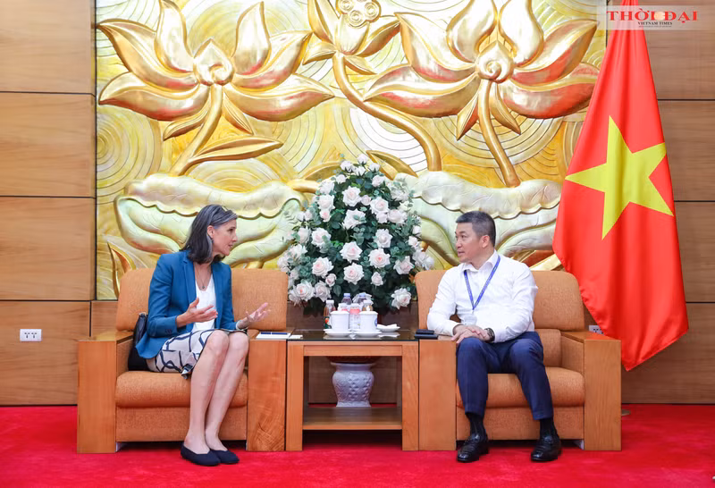 Phan Anh Son, presidente de VUFO (derecha) recibe a Ramla Khalidi, representante del PNUD en Vietnam. (Foto: thoidai.com.vn)