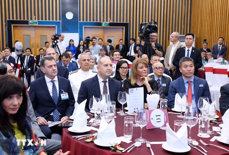 El presidente de Bulgaria, Rumen Radev, y su esposa, en el encuentro. (Foto: VNA)