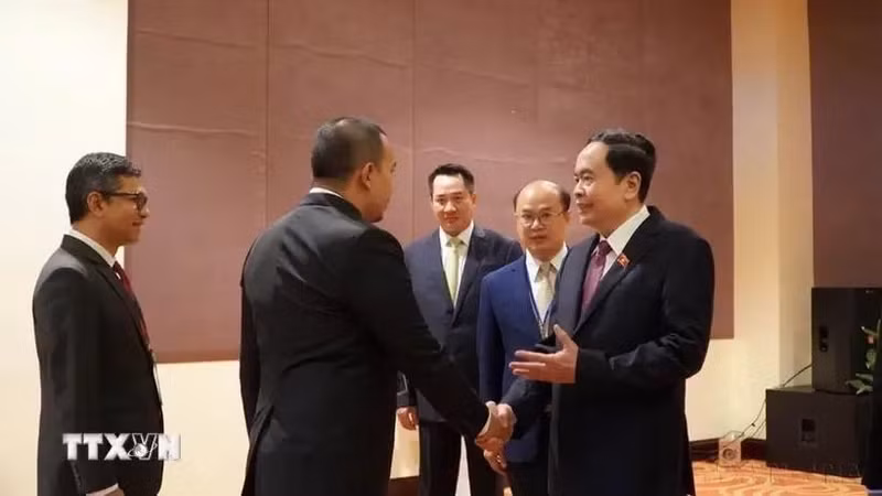 El vicepresidente permanente de la Asamblea Nacional de Vietnam, Tran Thanh Man (actual presidente), recibió a los jefes de delegaciones participantes en la 14 Conferencia del Grupo Asesor de la AIPA (AIPA Caucus 14), desarrollada en julio de 2023 en la isla de Phu Quoc. (Foto: VNA)