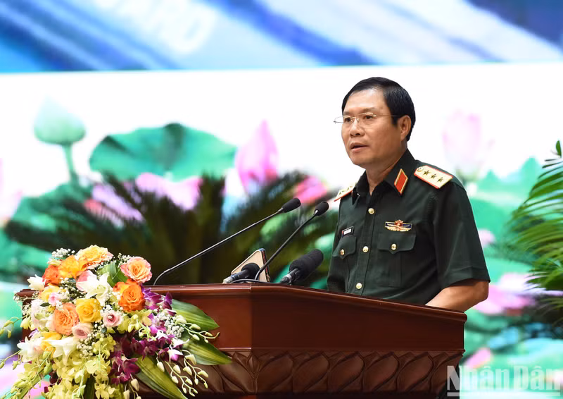 El jefe del Estado Mayor General del Ejército Popular y viceministro de Defensa de Vietnam, Nguyen Tan Cuong, presenta un informe en la reunión.