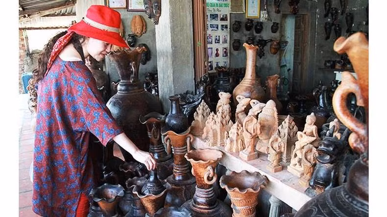 Visitantes a un taller de cerámica de Bau Truc, de la artesana Dang Thi Phan.