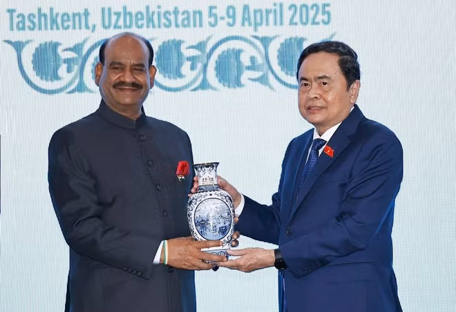 El presidente de la Asamblea Nacional, Tran Thanh Man (der.), y el presidente de la Lok Sabha (cámara baja) de la India, Om Birla, en su reunión del 6 de abril. (Foto: VNA)