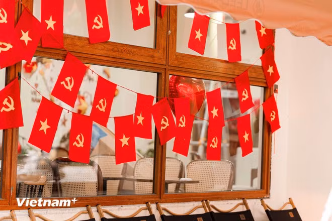 El ambiente en los cafés también está lleno de los colores rojo y amarillo de la bandera nacional. (Foto: VNA)