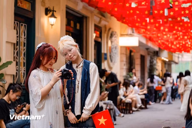 Cada rincón de la capital, Hanoi, se ha vestido con las banderas rojas y doradas. Esta imagen se vuelve aún más especial en abril, cuando Vietnam conmemora los 50 años de la Liberación del Sur y la Reunificación del país. (Foto: VNA)