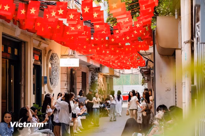 Los pequeños callejones, cubiertos de banderas, también se han convertido en lugares ideales para que los jóvenes hagan check-in. (Foto: VNA)