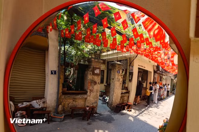 Un pequeño callejón en el distrito de Hoan Kiem siempre está lleno de jóvenes que se detienen a capturar momentos del ambiente de la conmemoración del 50 aniversario de la Liberación del Sur y la Reunificación Nacional. (Foto: VNA)