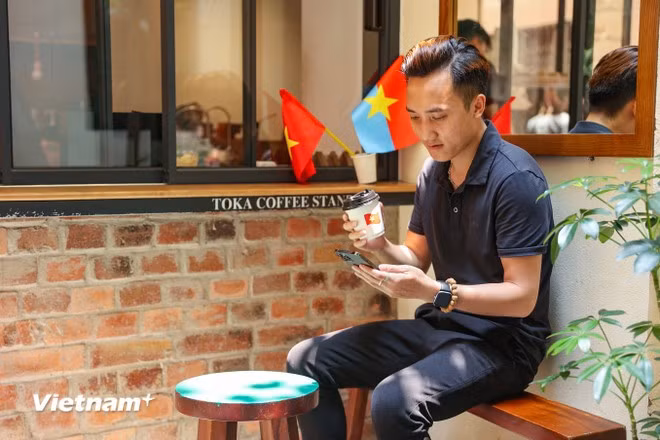 Tuan Viet, residente de My Dinh, Hanói, expresó su orgullo y emoción al visitar varios cafés decorados con banderas rojas con estrellas doradas en los últimos días de abril, durante la celebración de los 50 años de la Liberación del Sur y la Reunificación de Vietnam. (Foto: VNA)