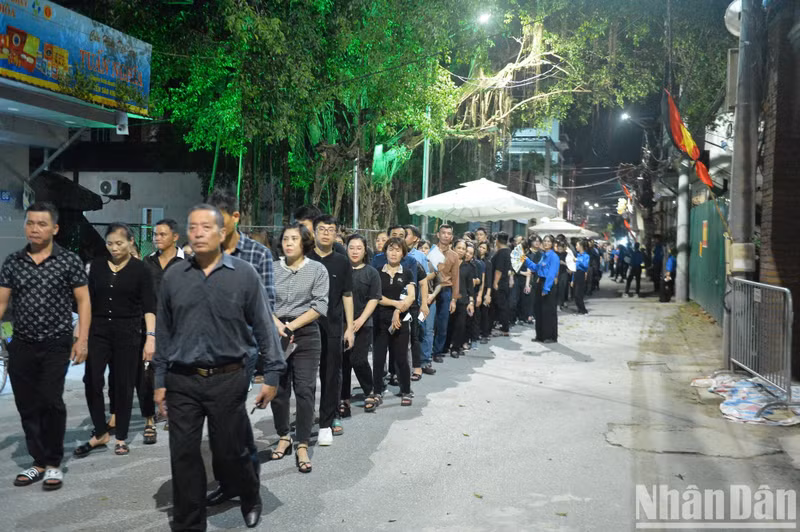 En la casa cultural de Lai Da, en comuna de Dong Hoi, del distrito de Dong Anh, Hanói. Muchas personas forman una larga cola a casi dos kilómetros para rendir tributo al secretario general Nguyen Phu Trong.