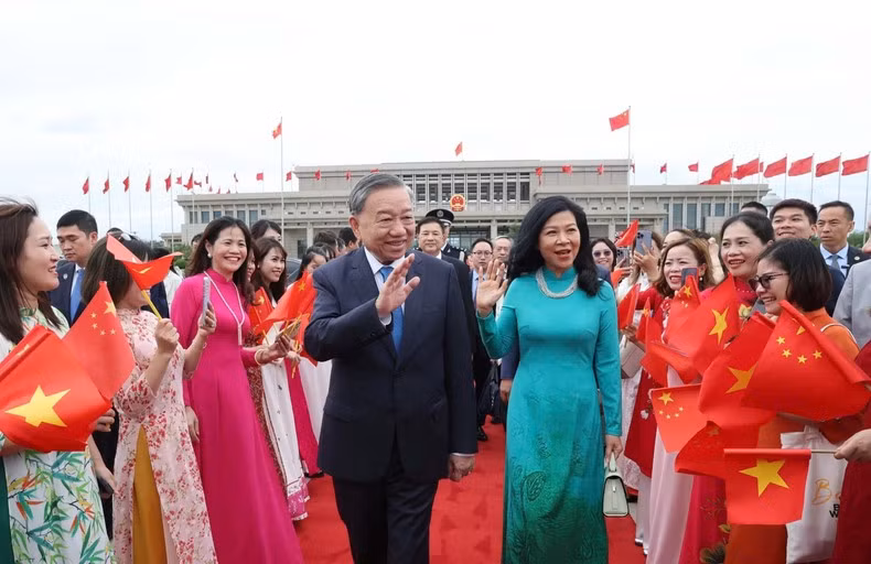 Ceremonia de despedida del líder partidista y presidente de Vietnam, To Lam, y su esposa en el Aeropuerto Internacional de Pekín.