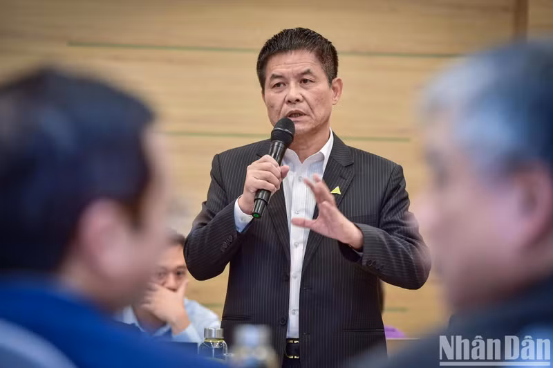Nguyen Quoc Ky, presidente de la junta directiva de las empresas Vietravel y Vietravel Airlines, habla en la conferencia.