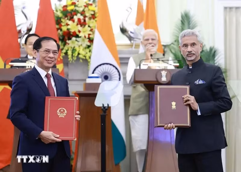 Líderes de los Ministerios de Relaciones Exteriores de Vietnam y la India presentaron el Acuerdo entre ambos Gobiernos para permitir que familiares de miembros de misiones diplomáticas y consulados trabajen y obtengan ingresos. (Foto: VNA)