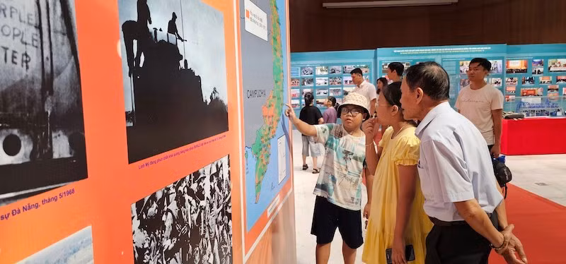 En la exposición. 