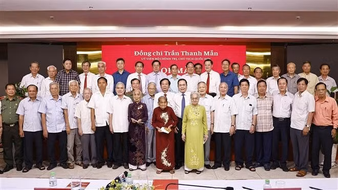 El presidente de la Asamblea Nacional de Vietnam, Tran Thanh Man, con las madres heroicas vietnamitas y delegados. (Foto: VNA)