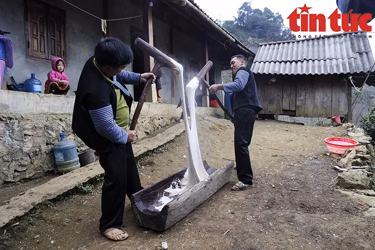 Cuanto mejor machaques el bizcocho, más flexible, delicioso y duradero quedará. (Foto: VNA)