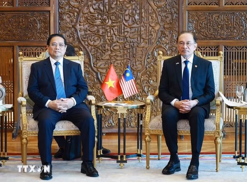 El primer ministro de Vietnam, Pham Minh Chinh (izquierda), y su homólogo de Malasia, Anwar Ibrahim. (Foto: VNA)
