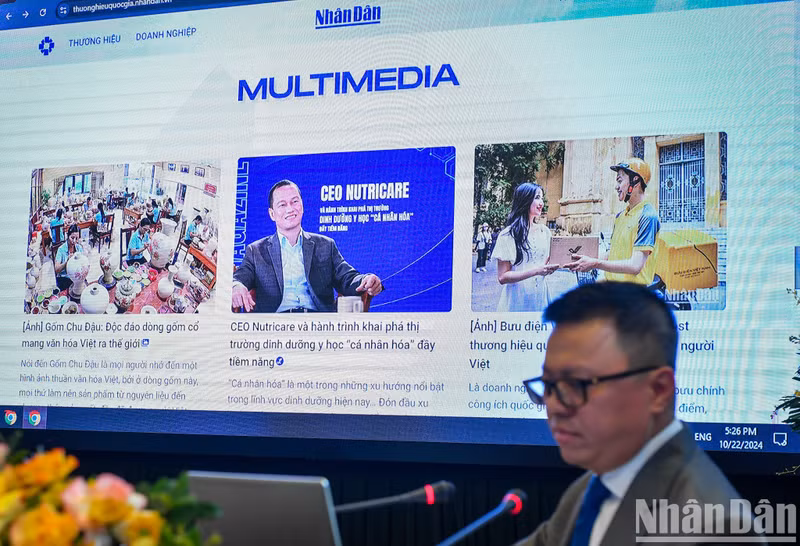 El presidente-editor del periódico Nhan Dan, Le Quoc Minh, presenta el portal.