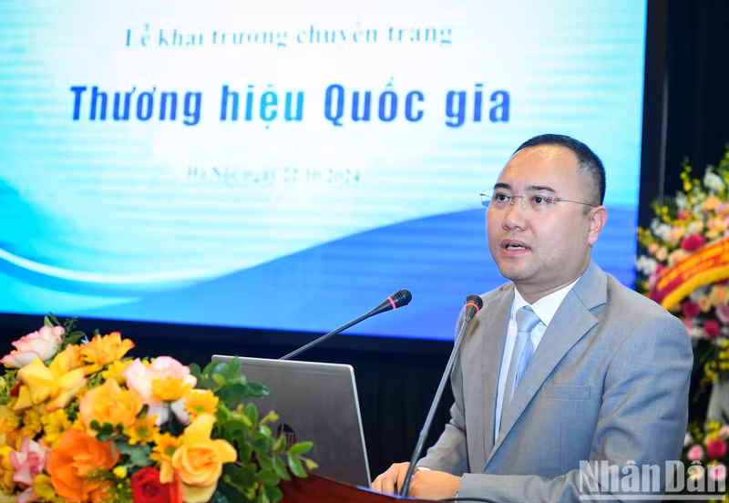 Pham Trung Kien, director general de la sociedad anónima de papelería Hong Ha, interviene en la cita.