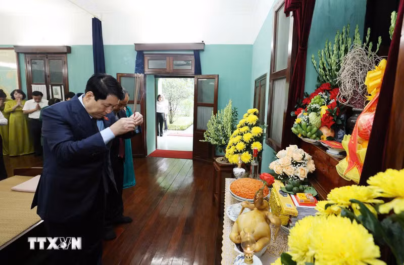 El presidente Luong Cuong ofrece inciensos en homenaje al presidente Ho Chi Minh en la Casa 67 dentro del complejo del Palacio Presidencial. El presidente Luong Cuong ofrece inciensos en homenaje al presidente Ho Chi Minh en la Casa 67 dentro del complejo del Palacio Presidencial.