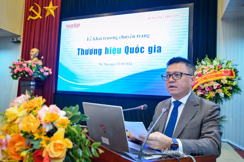 El presidente-editor del periódico Nhan Dan, Le Quoc Minh, habla en el evento.