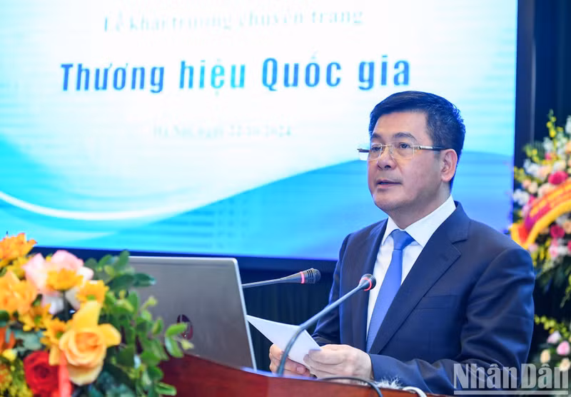 El ministro de Industria y Comercio, Nguyen Hong Dien, interviene en el acto.