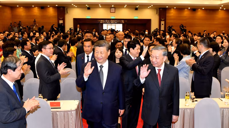 El secretario general del Partido Comunista de Vietnam, To Lam (derecha), y el secretario general del Partido Comunista de China y presidente del país vecino, Xi Jinping, asisten al encuentro amistoso entre los dos pueblos (Foto: Nhan Dan)