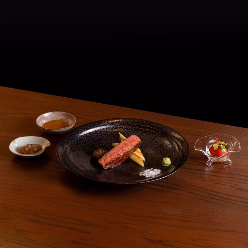 El restaurante Hibana by Koki, ubicado dentro del hotel Capella Hanoi, fue galardonado con una estrella Michelin por segundo año consecutivo.