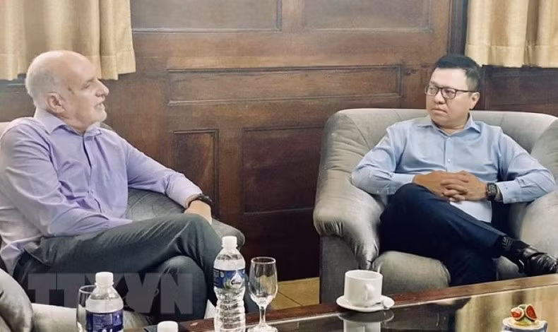 Le Quoc Minh se reúne con el presidente de la UPEC, Ricardo Ronquillo Bello. (Foto: VNA)