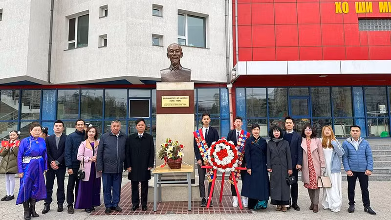 En el acto en homenaje al Presidente Ho Chi Minh.