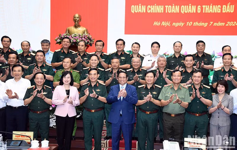 El primer ministro Pham Minh Chinh y los delegados.