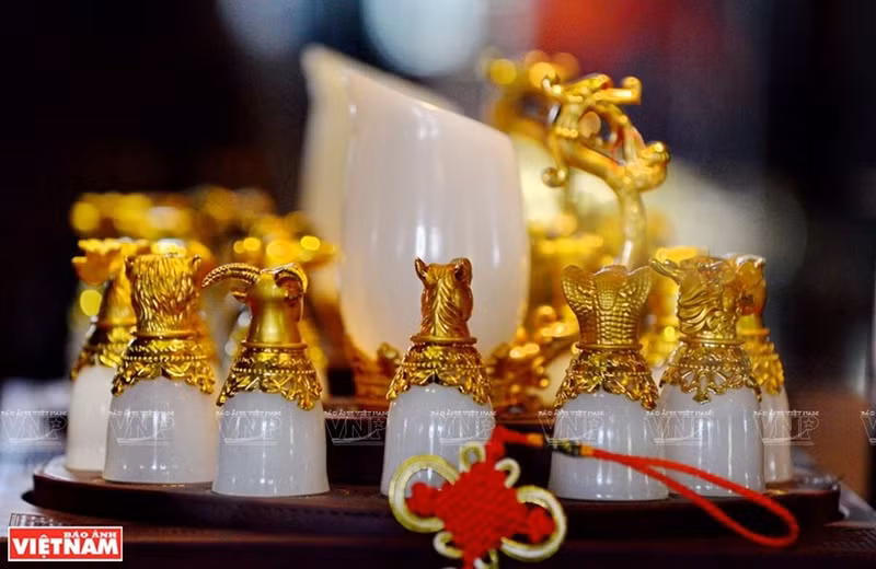 Tazas de jade con incrustaciones de oro. (Foto: Revista ilustrada de Vietnam) Tazas de jade con incrustaciones de oro. (Foto: Revista ilustrada de Vietnam)