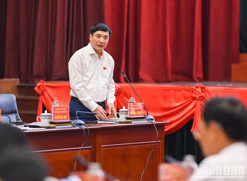 El secretario general de la AN y presidente de su Oficina, Bui Van Cuong, habla en la cita.