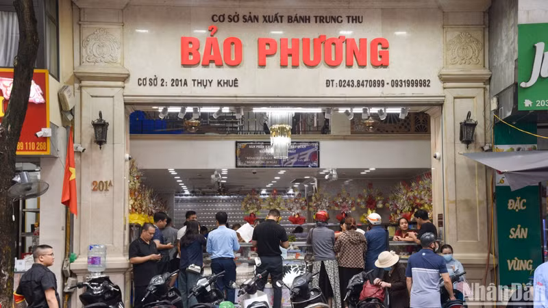 La tienda que vende pasteles de luna en la calle Thuy Khue atrae a muchos clientes gracias al sabor peculiar de sus productos.
