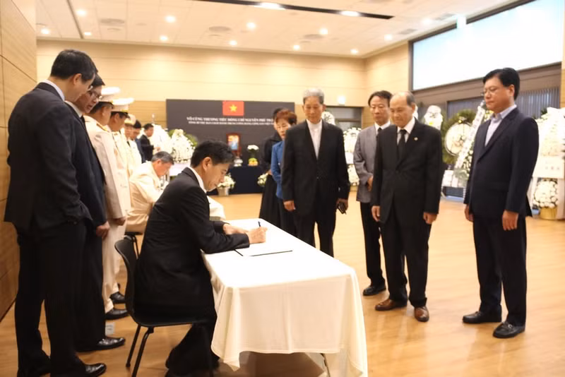 Kwon Sung Taek, presidente de la Asociación de Intercambio Económico y Cultural Corea del Sur-Vietnam (Koveca), escribe en el libro de condolencias. (Foto: VNA) Kwon Sung Taek, presidente de la Asociación de Intercambio Económico y Cultural Corea del Sur-Vietnam (Koveca), escribe en el libro de condolencias. (Foto: VNA)