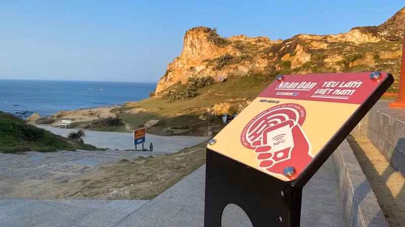 Placa con chip está instalada en el paisaje escénico de Eo Gio, en Binh Dinh.