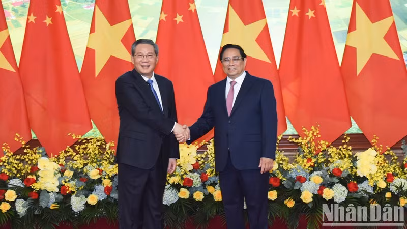 El primer ministro Pham Minh Chinh y su homólogo chino Li Qiang.