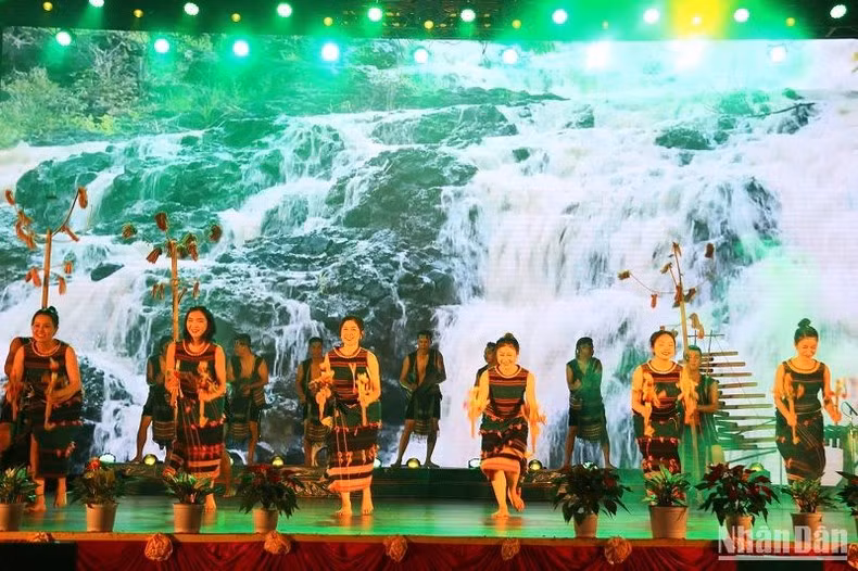 Presentan la cultura de Dak Nong en el evento. 