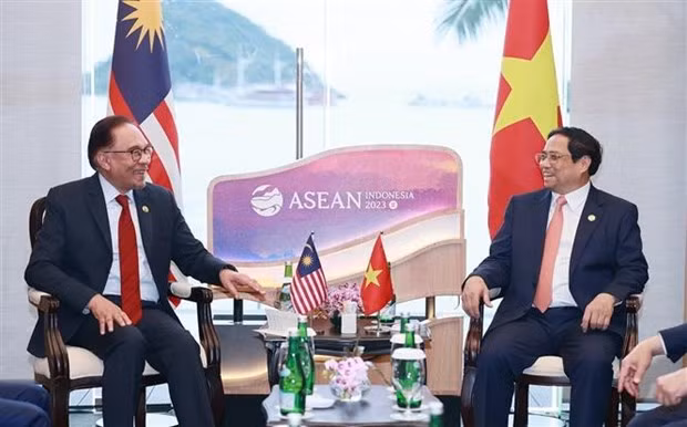 El primer ministro de Vietnam, Pham Minh Chinh, con su homólogo malasio, Anwar Ibrahim. (Foto: VNA)