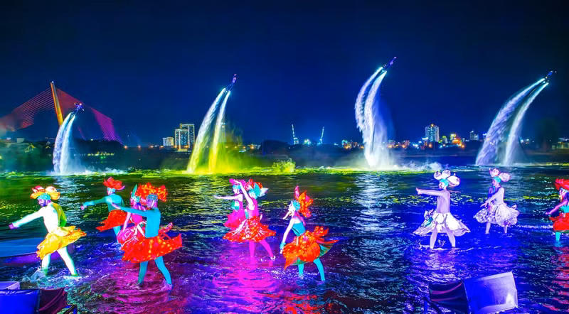 La luz y la música se mezclan con las actuaciones "de primer nivel" de bailarines y atletas, sumergiendo al público en el mundo de cuento de hadas de Symphony of River. (Foto: Equipo Kim Lien)